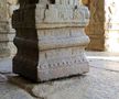 În templul Veerabhadra există 70 de stâlpi, însă unul dintre ei are o caracteristică fascinantă: nu intră în contact cu solul. Se spune că dacă pui ceva sub el poți obține binecuvântări // Foto: VedaSuresh