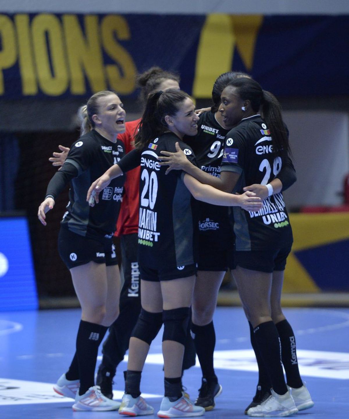 CSM BUCUREȘTI - FERENCVAROS 25-19. A revenit Neagu, au revenit victoriile! Cum arată clasamentul grupei A din Liga Campionilor