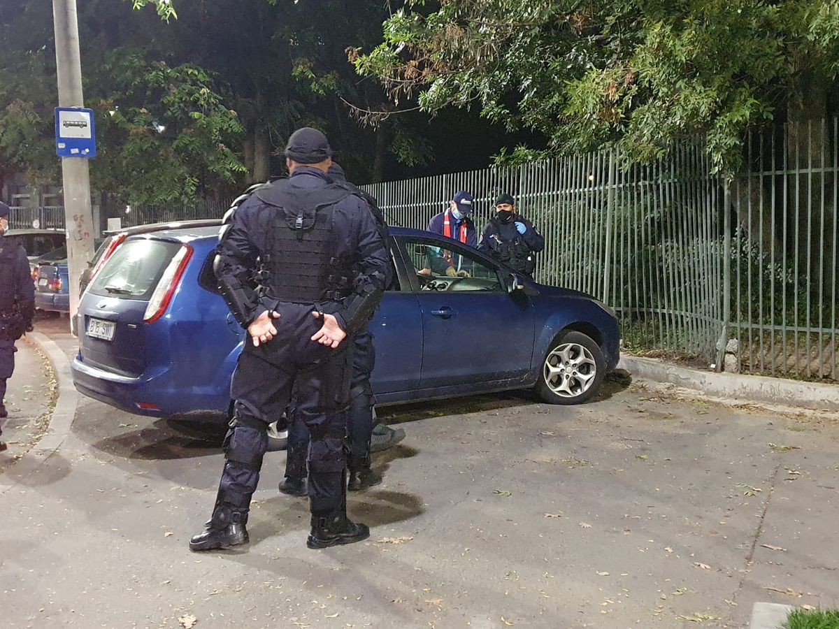 DINAMO - CRAIOVA. FOTO Agitație la porțile Arenei Naționale » Suporterii dinamoviști, luați în primire de jandarmi