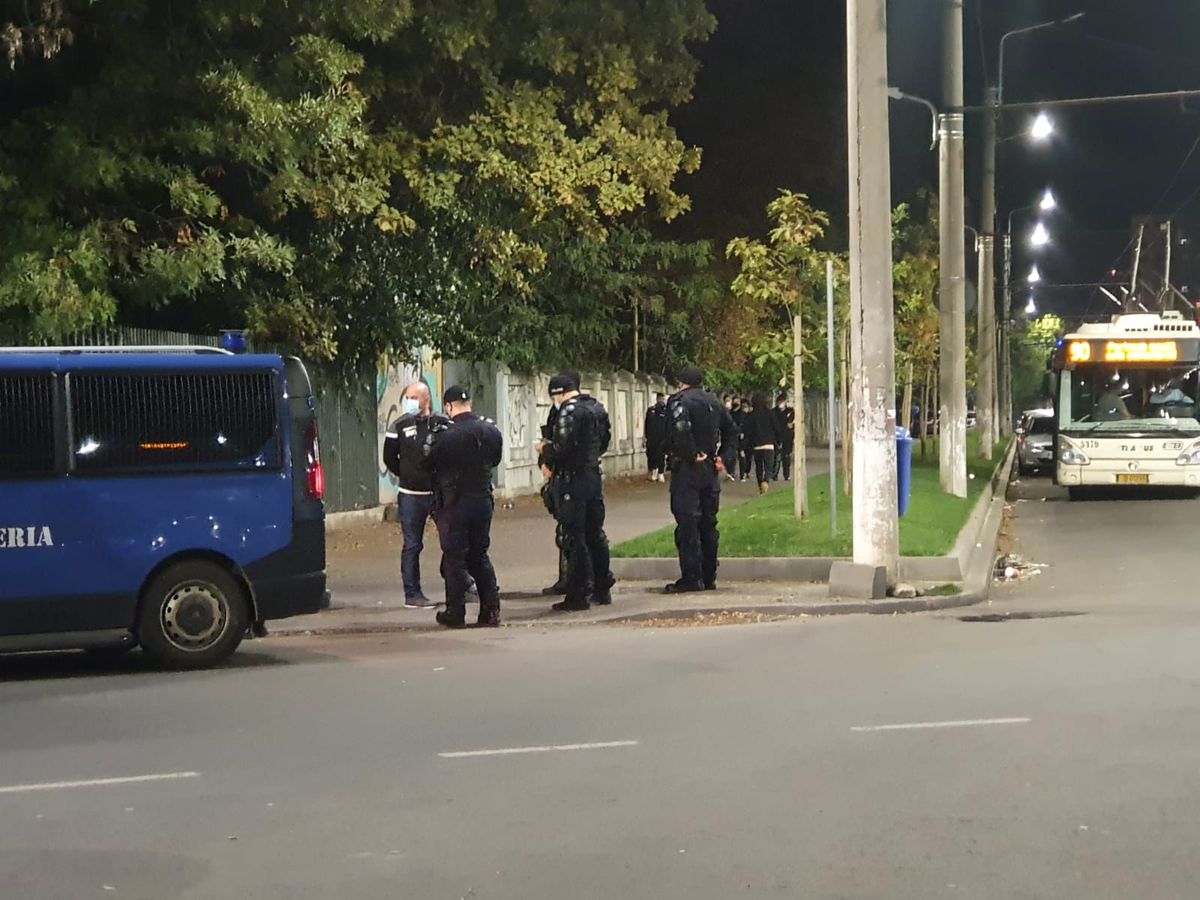 DINAMO - CRAIOVA. FOTO Agitație la porțile Arenei Naționale » Suporterii dinamoviști, luați în primire de jandarmi