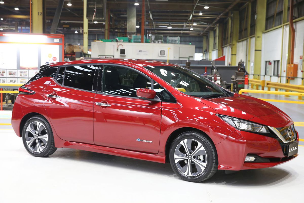 VIDEO&FOTO Are un salariu de milioane de euro, dar conduce o mașină modestă și lovită: în ce automobil a fost surprins Pep Guardiola