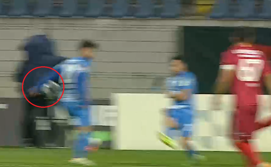 În continuarea fazei, balonul îl lovește în braț pe Suciu Acuzații grave în Liga 1: „Au dat comanda să ne oprească! Nu mai merge așa!” » Verdictul specialistului