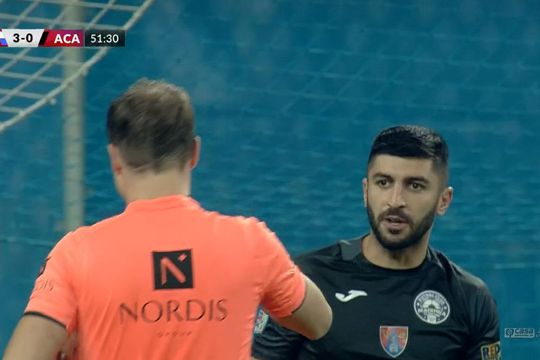 Florin Achim (30 de ani), fundașul celor de la Academica Clinceni, a comis un henț inexplicabil în careu, la scorul de 0-3 în meciul cu CS Universitatea Craiova.