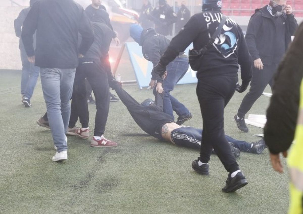 Violență extremă la derby-ul Slovaciei » Ultrașii s-au bătut cu sălbăticie! Loviți până n-au mai mișcat!