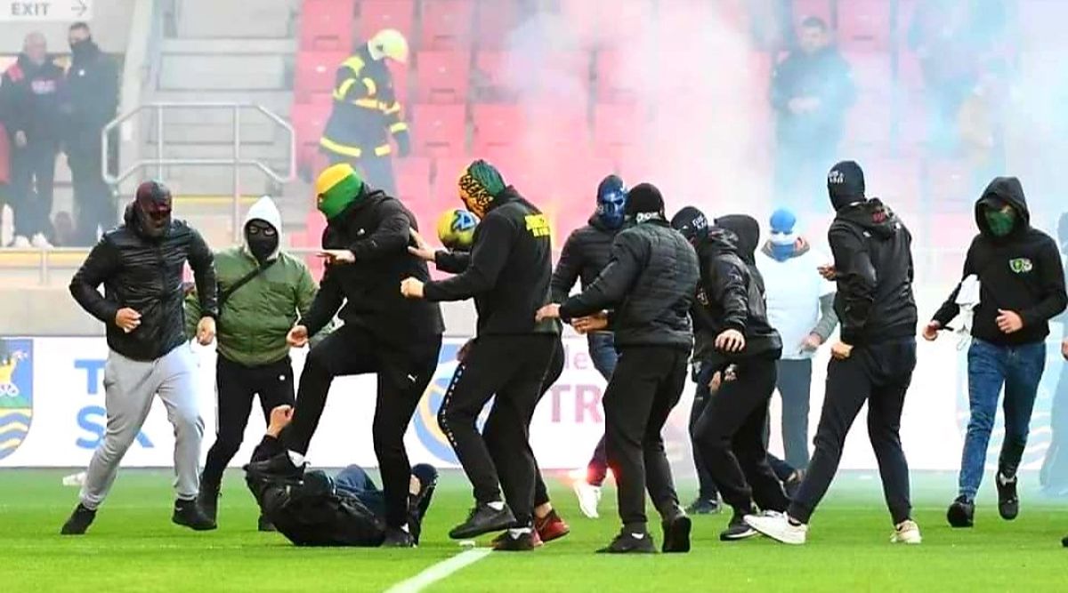 Violență extremă la derbyul Slovaciei » Ultrașii de la Spartak Trnava și Slovan Liberec, bătaie oribilă pe teren