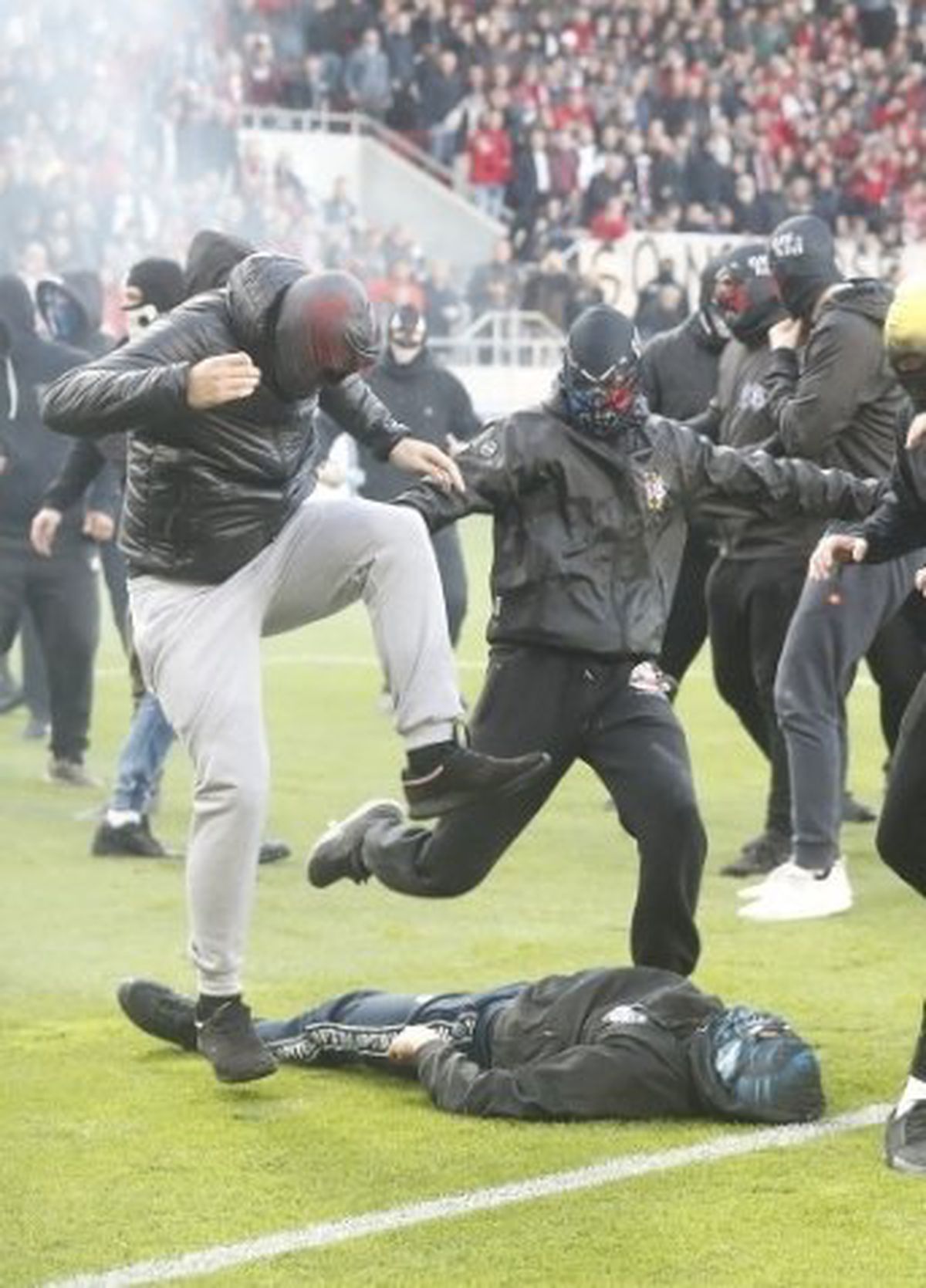 Violență extremă la derbyul Slovaciei » Ultrașii de la Spartak Trnava și Slovan Liberec, bătaie oribilă pe teren