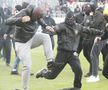 Violență extremă la derby-ul Slovaciei » Ultrașii s-au bătut cu sălbăticie! Loviți până n-au mai mișcat!