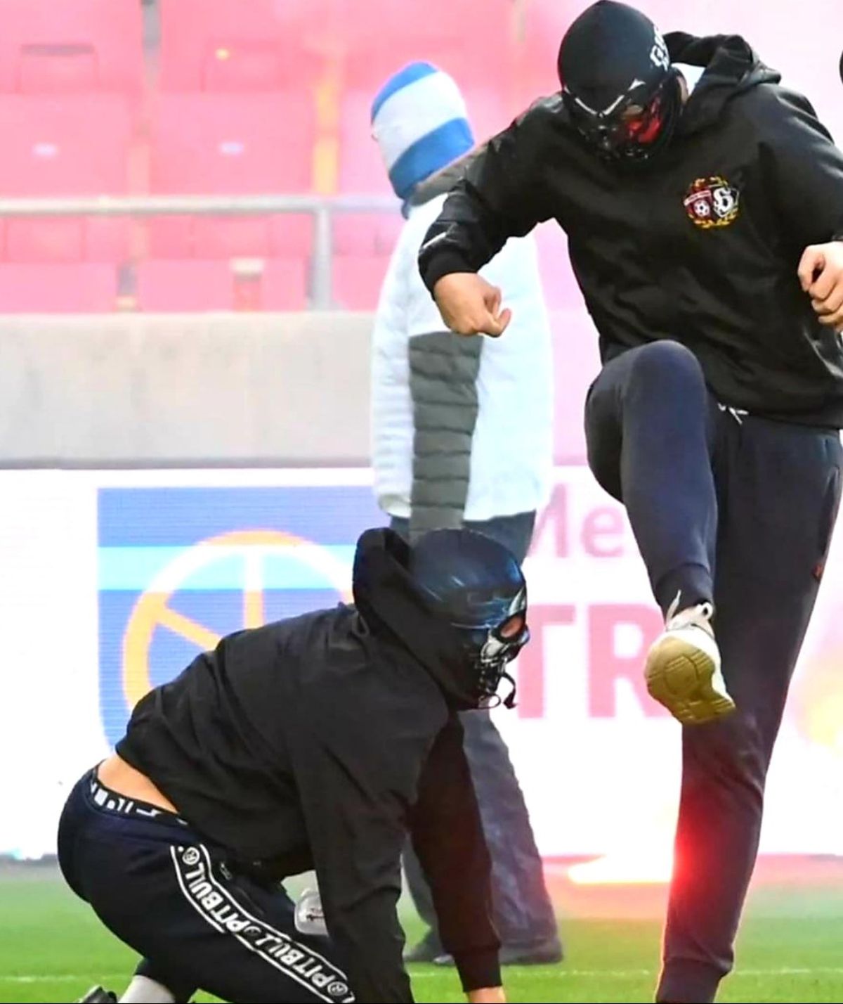 Violență extremă la derby-ul Slovaciei » Ultrașii s-au bătut cu sălbăticie! Loviți până n-au mai mișcat!