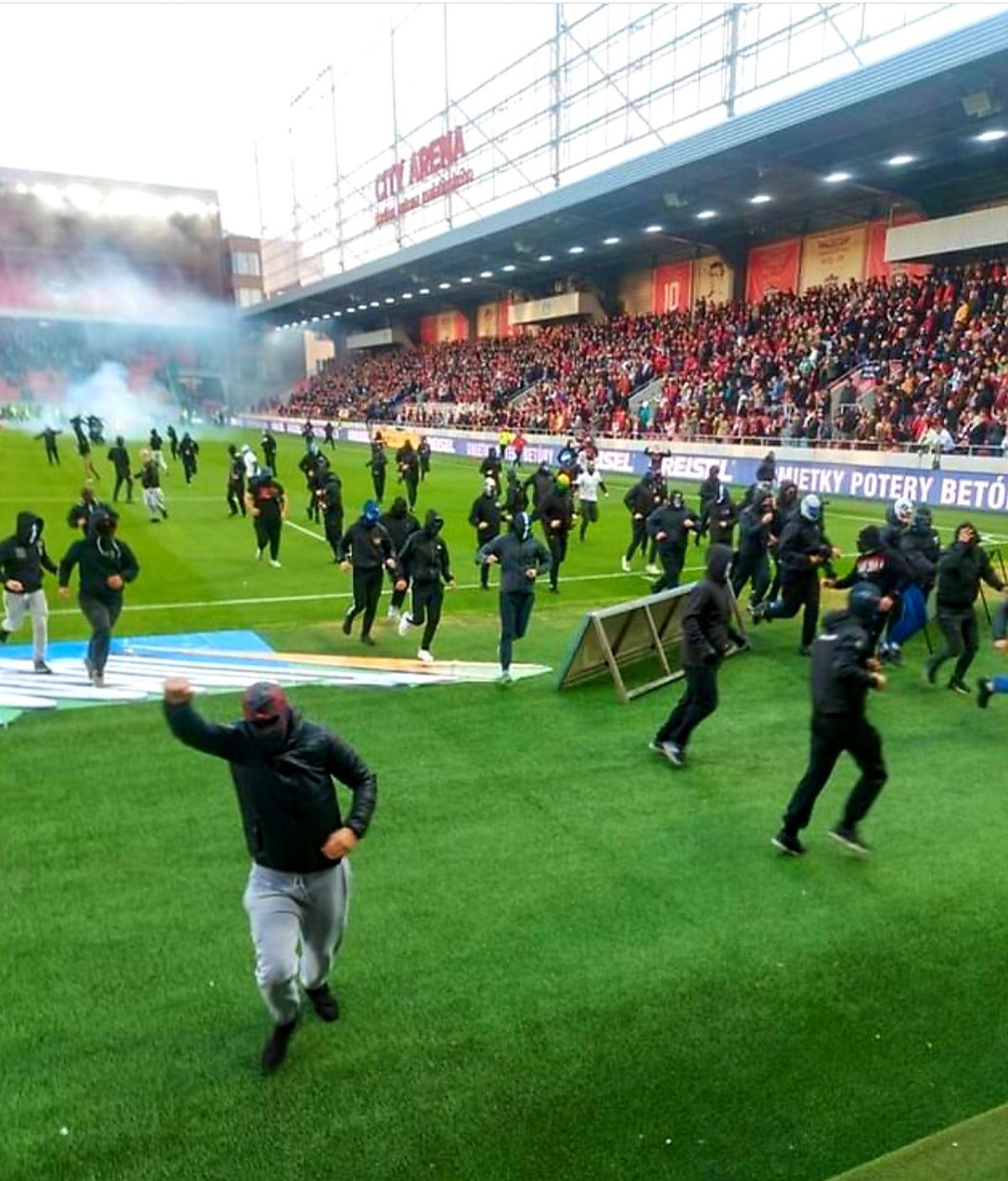 Violență extremă la derbyul Slovaciei » Ultrașii de la Spartak Trnava și Slovan Liberec, bătaie oribilă pe teren