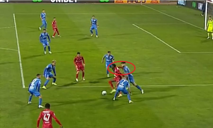 Momentul în care Sila îl lovește cu brațul pe Dulca Marius Croitoru, nervos după Botoșani - Chindia 0-0: „Nu-mi insultați inteligența!”