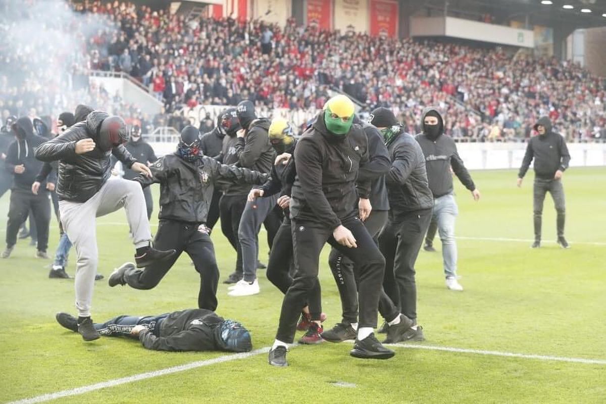 Violență extremă la derby-ul Slovaciei » Ultrașii s-au bătut cu sălbăticie! Loviți până n-au mai mișcat!