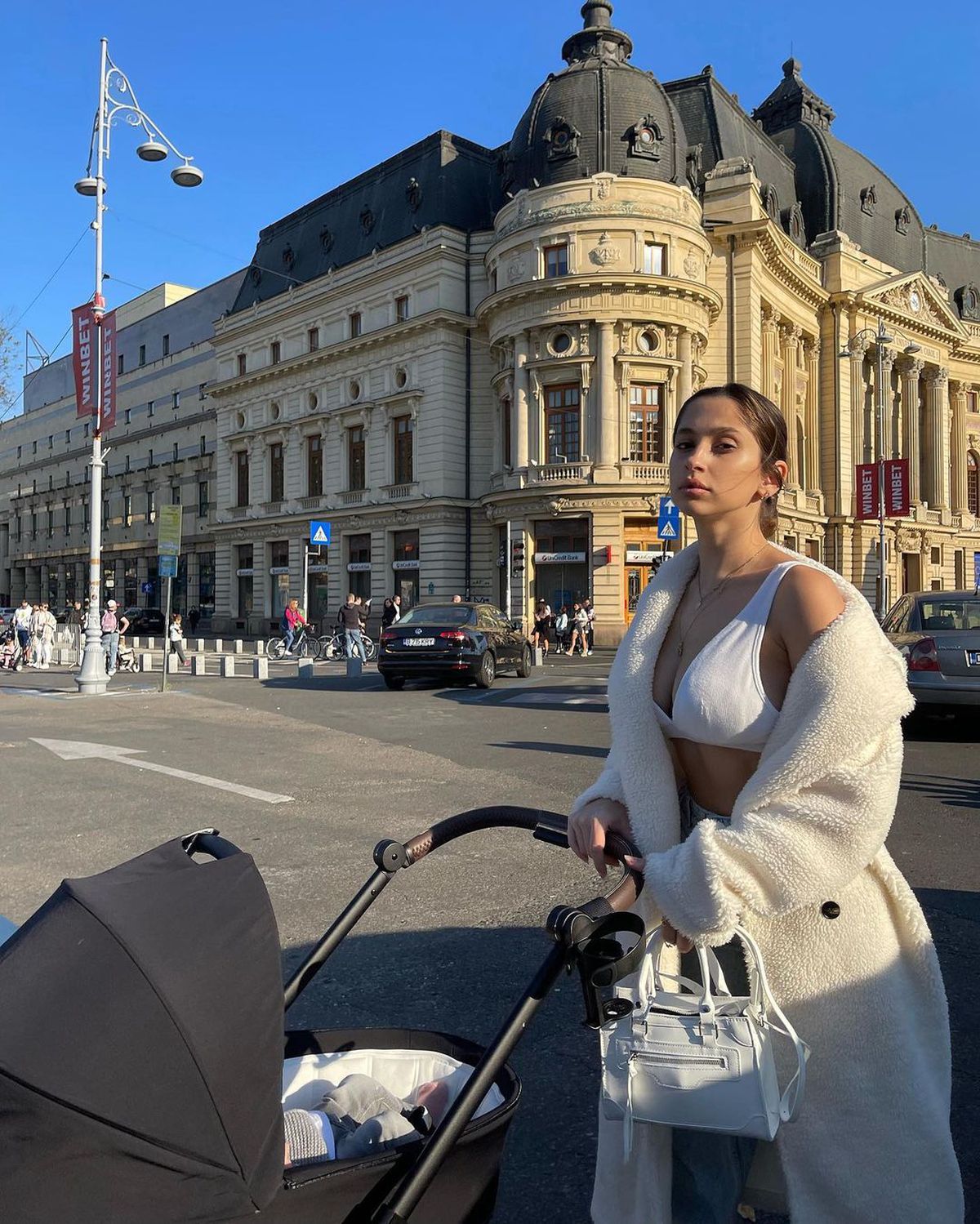 A rămas în bustieră la -6 grade pe Arena Națională! Soția lui Florinel Coman a renunțat la haina de blană