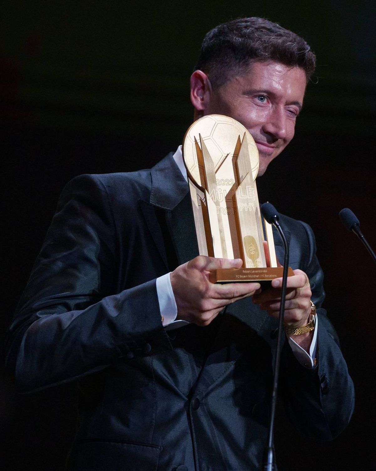 Robert Lewandowski a uimit pe toată lumea la gala Balonului de Aur! Cât costă ceasul purtat de superstarul Barcelonei: „Îl iau și eu la nunta mea”