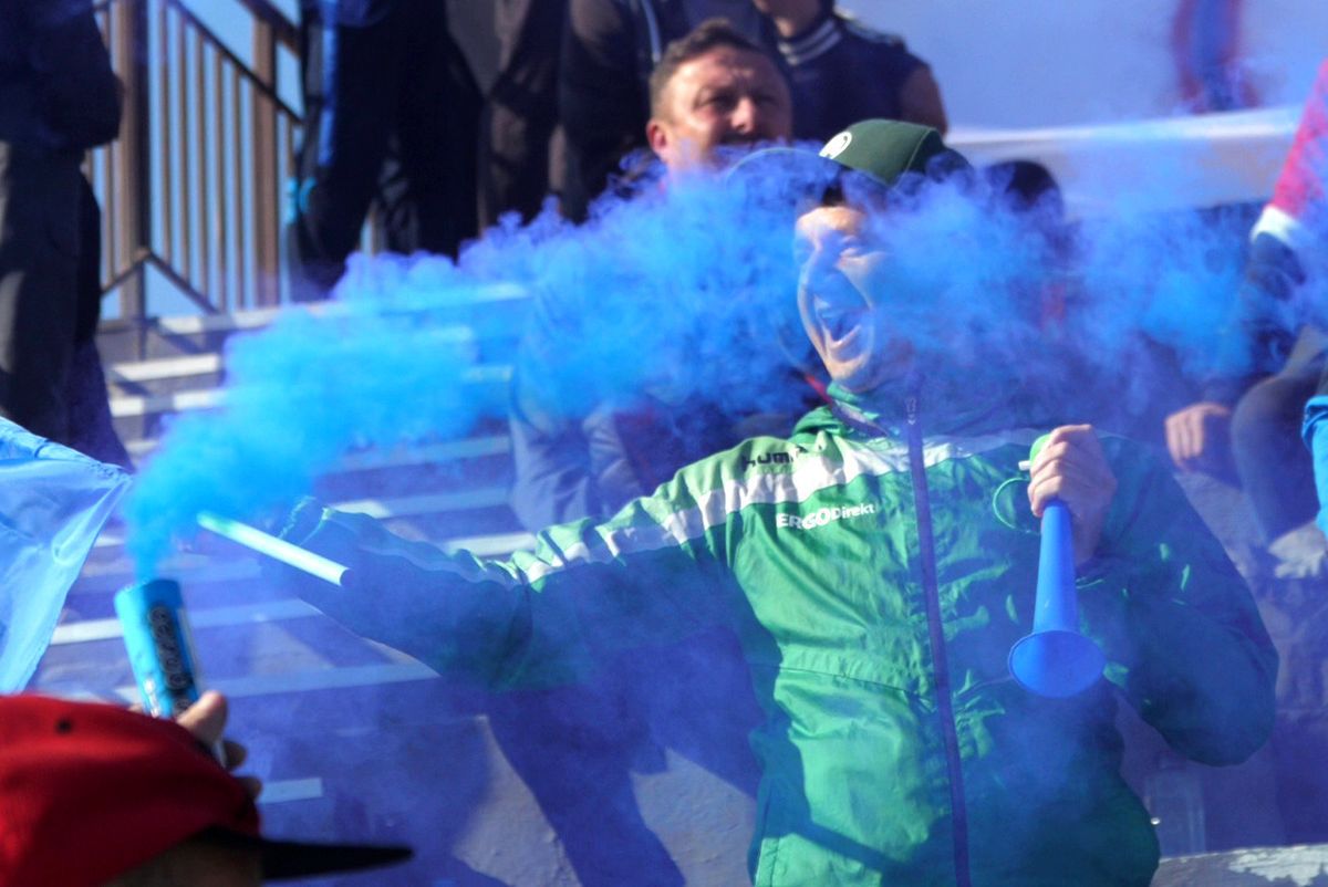 Show cu torțe și fumigene la Ariceștii Rahtivani - Prahova Nedelea + Mici, bere și o rivalitate incredibilă pe doi kilometri: „Cum să ținem cu Steaua sau cu Dinamo?”