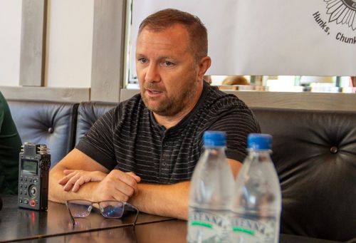 Cosmin Stan, antrenorul divizonarei secunde, a acuzat arbitrajul brigăzii conduse de Cristian Moldoveanu.  FOTO: Facebook @cscdumbravita