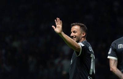 Tribut pentru Del Piero » Ce artist i-a purtat tricoul în timpul unui concert din SUA