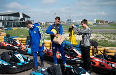 Jucătorii Petrolului, moment de neuitat pentru un puști care iubește fotbalul și mașinile: „Găsesc frumosul în cel mai mic lucru”