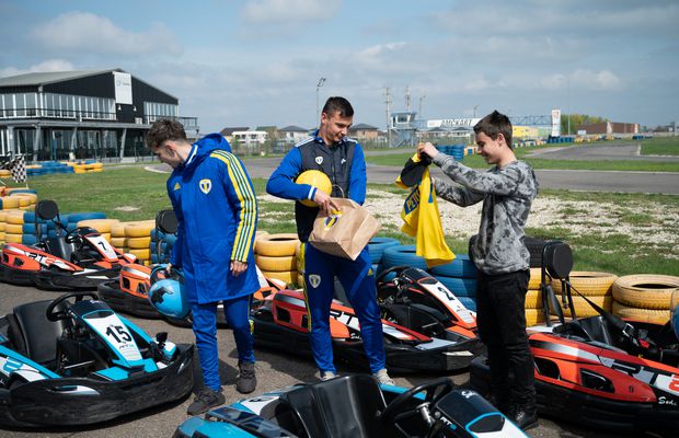 Jucătorii Petrolului, moment de neuitat pentru un puști care iubește fotbalul și mașinile: „Găsesc frumosul în cel mai mic lucru”