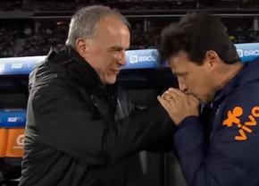 Geniul Marcelo Bielsa, o poză de o frumusețe rarisimă în fotbal. Recunoștința absolută! + Cum a reconstruit „El Loco” naționala Uruguayului!