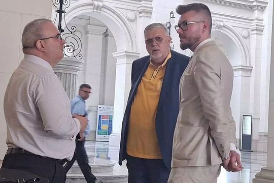 Gino Iorgulescu, flancat de avocații Florin Durgheu (stânga) și Virgil Boglea (dreapta)