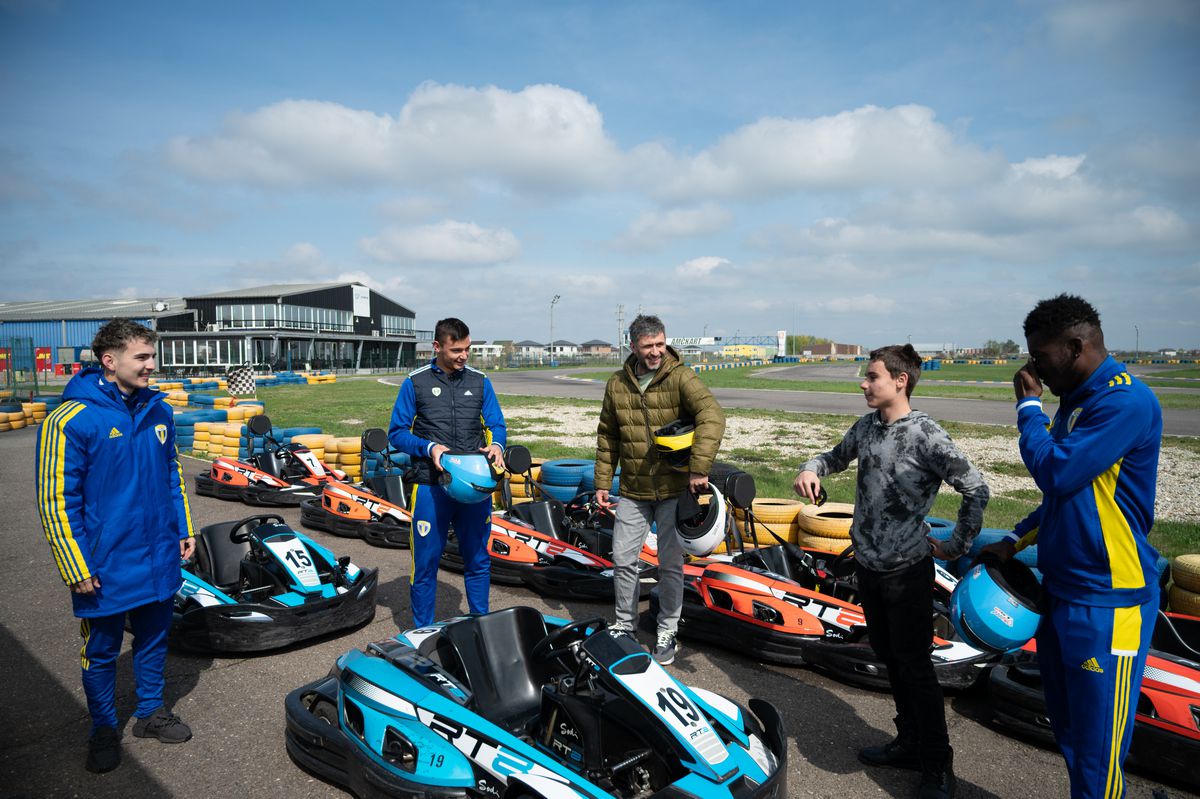 Jucătorii Petrolului, moment de neuitat pentru un puști care iubește fotbalul și mașinile: „Găsesc frumosul în cel mai mic lucru”