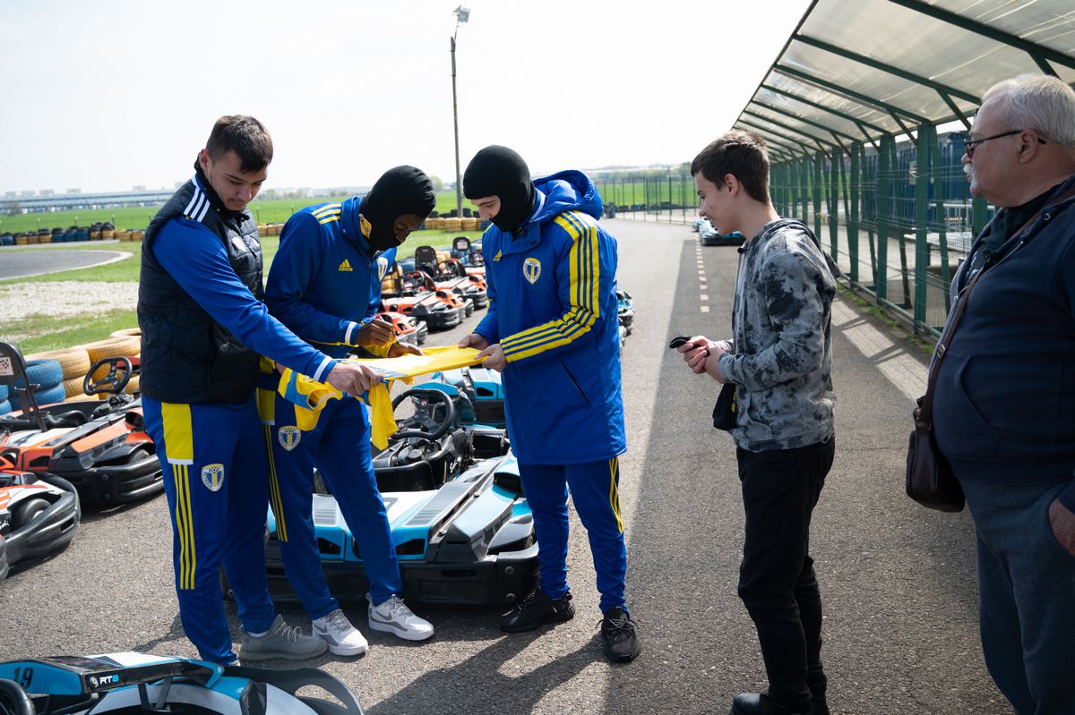 Jucătorii Petrolului, moment de neuitat pentru un puști care iubește fotbalul și mașinile: „Găsesc frumosul în cel mai mic lucru”