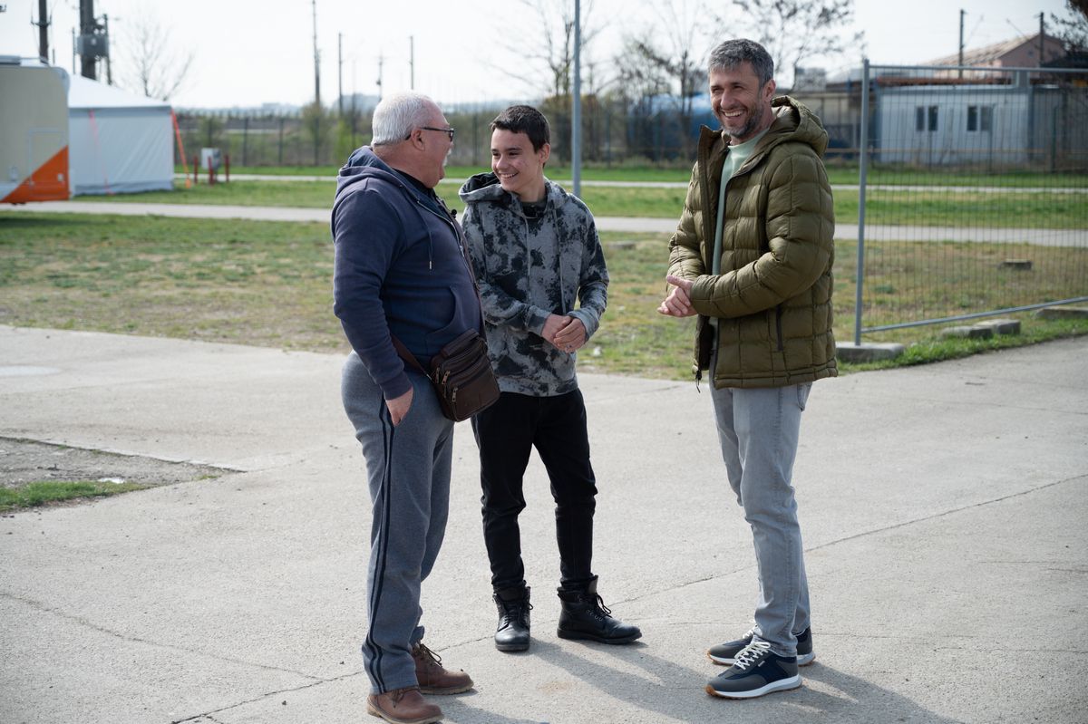 Jucătorii Petrolului, moment de neuitat pentru un puști care iubește fotbalul și mașinile: „Găsesc frumosul în cel mai mic lucru”