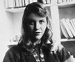 „Înotam, iar bătăile inimii răsunau ca un motor surd: eu sunt, eu sunt, eu sunt” » Povestea răscolitoare a scriitoarei Sylvia Plath și a singurului ei sprijin într-o luptă teribilă: „Abia îmi țin capul deasupra apei”