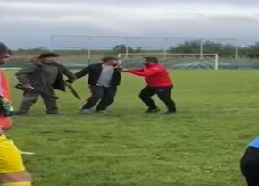 Scene incredibile la un meci din România » Un spectator a intrat pe teren și a amenințat arbitrii cu o macetă