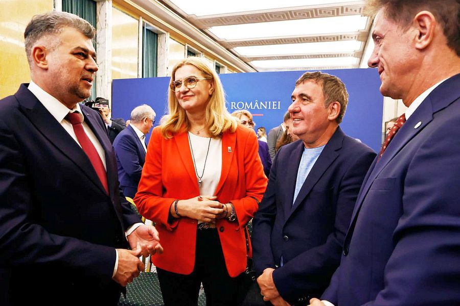 De la stânga la dreapta: Marcel Ciolacu, Elisabeta Lipă, Gică Hagi, Gică Popescu // sursă foto: Facebook Gică Popescu s-a dus peste Marcel Ciolacu: „Mi-e greu mie să mă bat cu U Cluj, care primește 4 milioane de la primărie!” » Proiectul ajuns pe masa Guvernului României