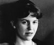 „Înotam, iar bătăile inimii răsunau ca un motor surd: eu sunt, eu sunt, eu sunt” » Povestea răscolitoare a scriitoarei Sylvia Plath și a singurului ei sprijin într-o luptă teribilă: „Abia îmi țin capul deasupra apei”