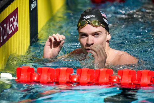 Leon Marchand purtând casca lui Caeleb Dressel FOTO Gulliver/GettyImages