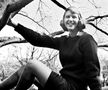 „Înotam, iar bătăile inimii răsunau ca un motor surd: eu sunt, eu sunt, eu sunt” » Povestea răscolitoare a scriitoarei Sylvia Plath și a singurului ei sprijin într-o luptă teribilă: „Abia îmi țin capul deasupra apei”