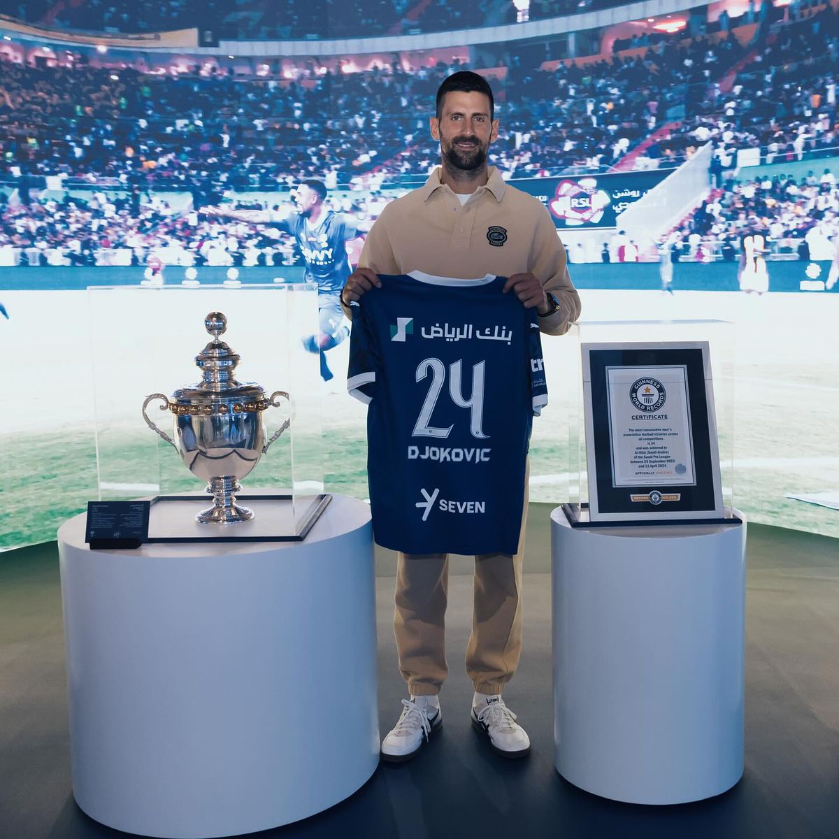 Novak Djokovic, premiat de clubul Al Hilal cu un tricou personalizat