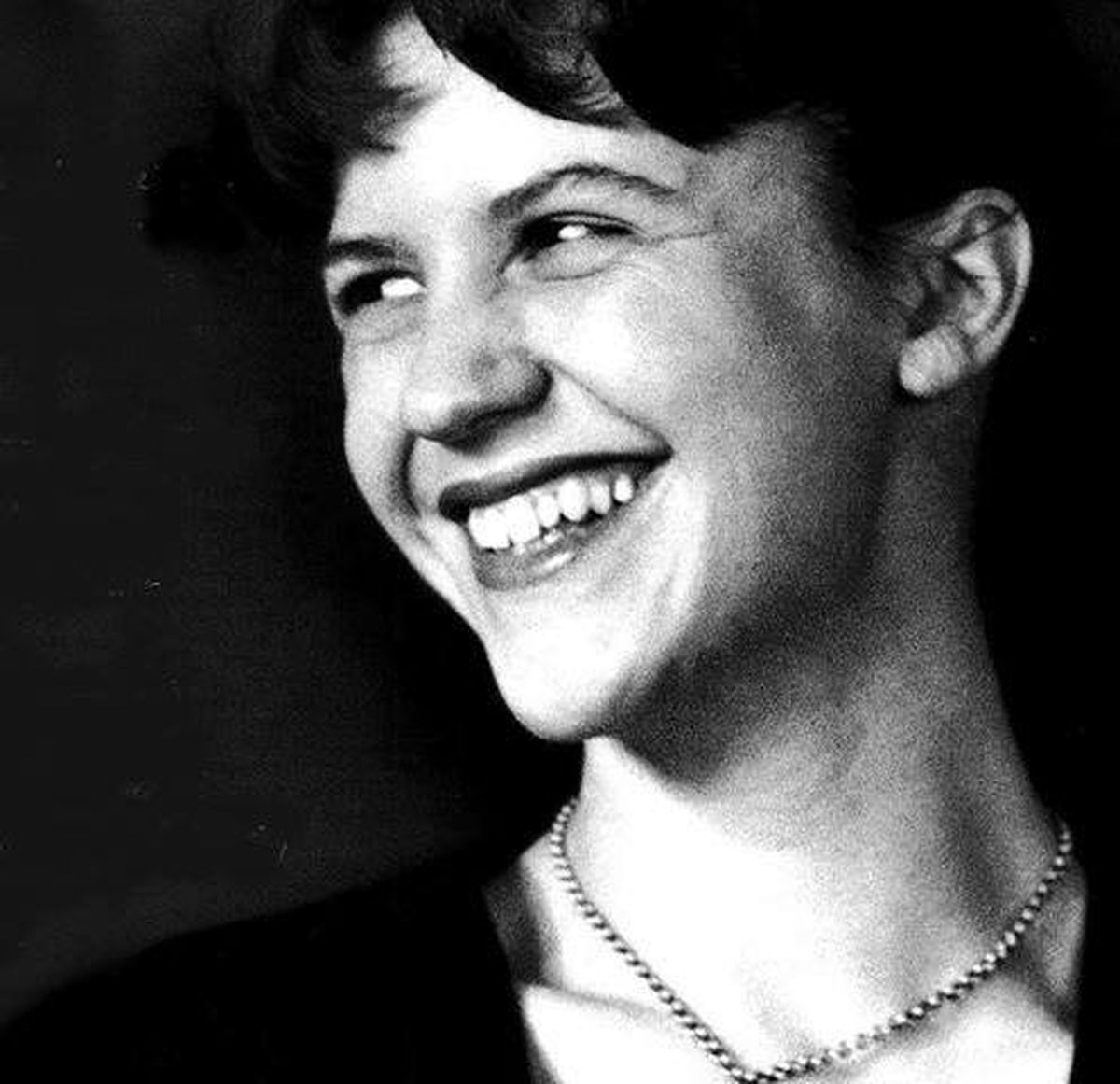 „Înotam, iar bătăile inimii răsunau ca un motor surd: eu sunt, eu sunt, eu sunt” » Povestea răscolitoare a scriitoarei Sylvia Plath și a singurului ei sprijin într-o luptă teribilă: „Abia îmi țin capul deasupra apei”