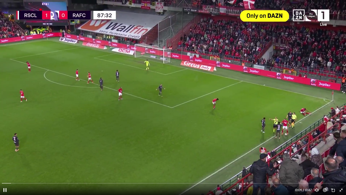 Lothar D'hondt, lovit cu un pahar în Standard - Antwerp