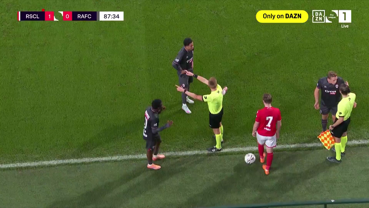 Lothar D'hondt, lovit cu un pahar în Standard - Antwerp