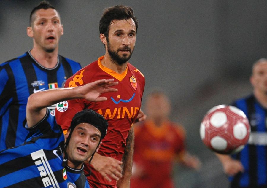 Cristi Chivu, în duel cu Mirko Vucinic, în finala Cupei Italiei 2009-2010, Inter - AS Roma 1-0 pe Olimpico / Foto: Imago Primire ostilă pentru Cristi Chivu la revenirea pe Olimpico! Italienii au făcut anunțul clar: „Roma l-a iubit, dar îl va fluiera!”