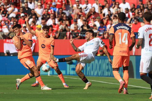 Pau Cubarsi și Gerard Martin încearcă să-l blocheze pe Isaac Romero în meciul FC Sevilla - Barcelona 4-1 / Foto: Imago