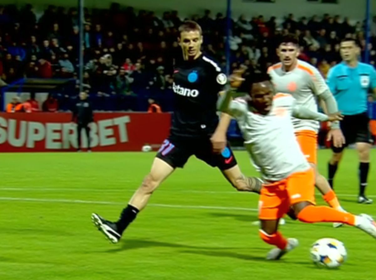 Huiduieli și înjurături în Metaloglobus - FCSB, după ce arbitrul a dat, apoi a anulat un penalty