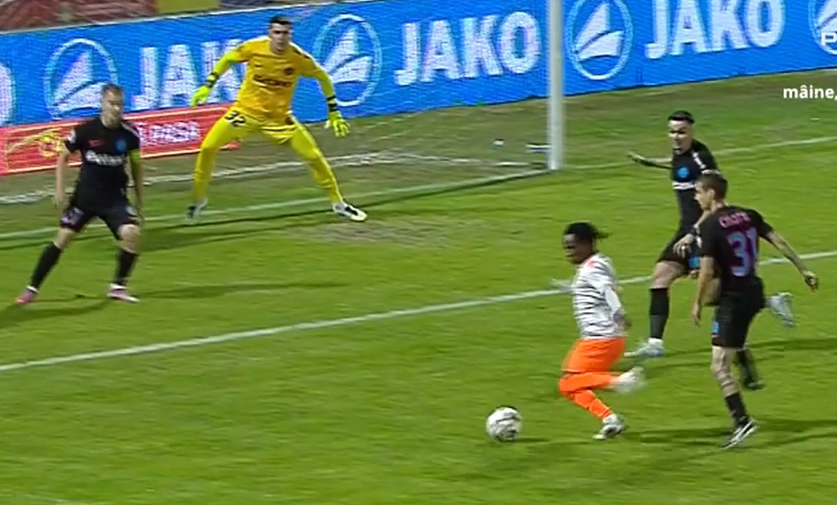 Huiduieli și înjurături în Metaloglobus - FCSB, după ce arbitrul a dat, apoi a anulat un penalty