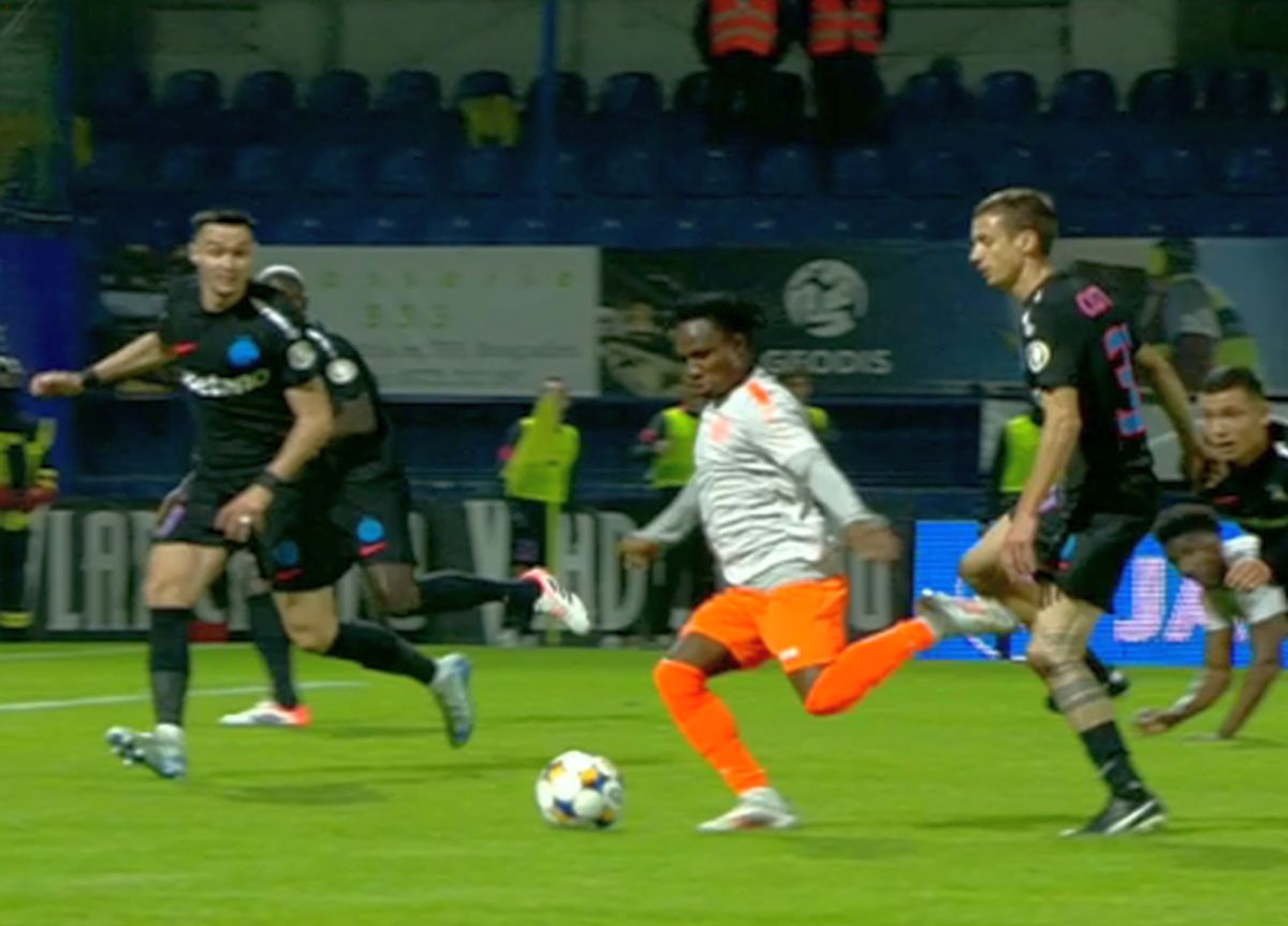 Huiduieli și înjurături în Metaloglobus - FCSB, după ce arbitrul a dat, apoi a anulat un penalty