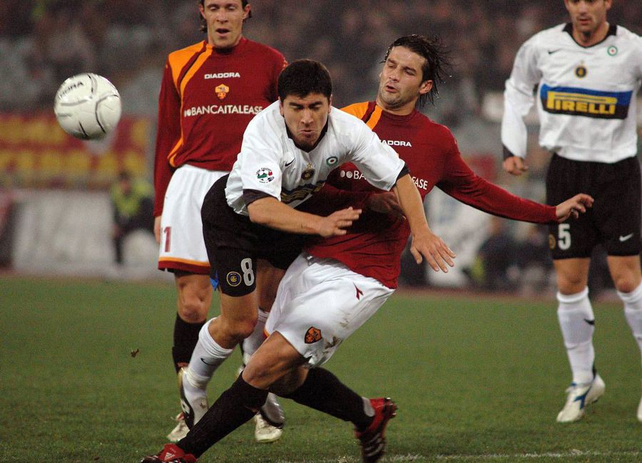 Cristi Chivu (AS Roma), în duel pentru minge cu David Pizzaro (Inter), în martie 2006 / Foto: Imago Primire ostilă pentru Cristi Chivu la revenirea pe Olimpico! Italienii au făcut anunțul clar: „Roma l-a iubit, dar îl va fluiera!”