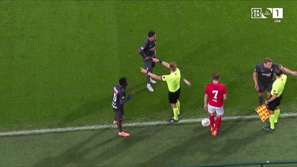 Meci abandonat în minutul 87! Arbitru lovit de un fan al fostei trupe a lui Mircea Rednic » Ce spune regulamentul