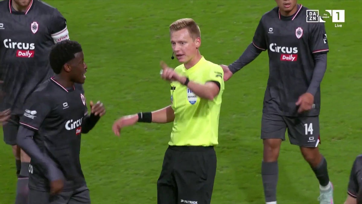 Lothar D'hondt, lovit cu un pahar în Standard - Antwerp