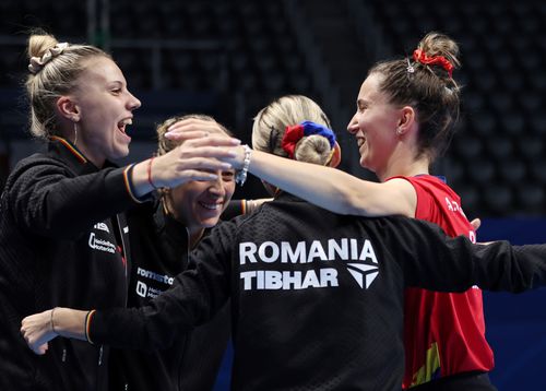 Româncele sărbătorind calificarea în finală FOTO ETTU