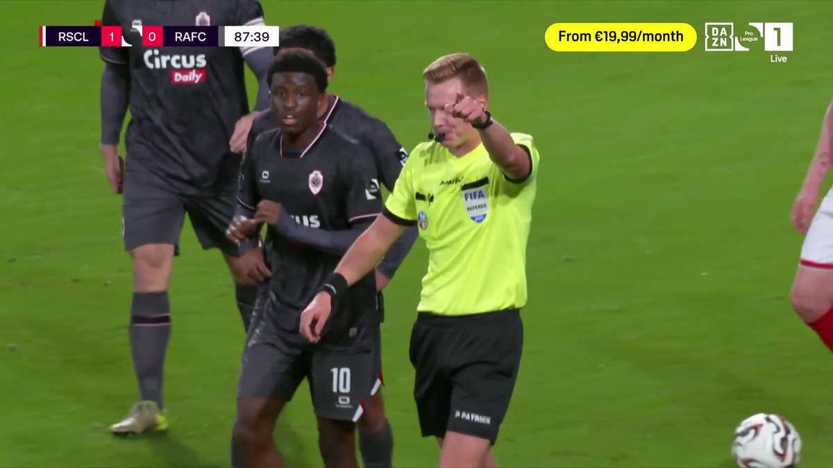 Meci abandonat în minutul 87! Arbitru lovit de un fan al fostei trupe a lui Mircea Rednic » Ce spune regulamentul