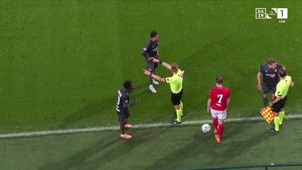 Lothar D'hondt, lovit cu un pahar în Standard - Antwerp