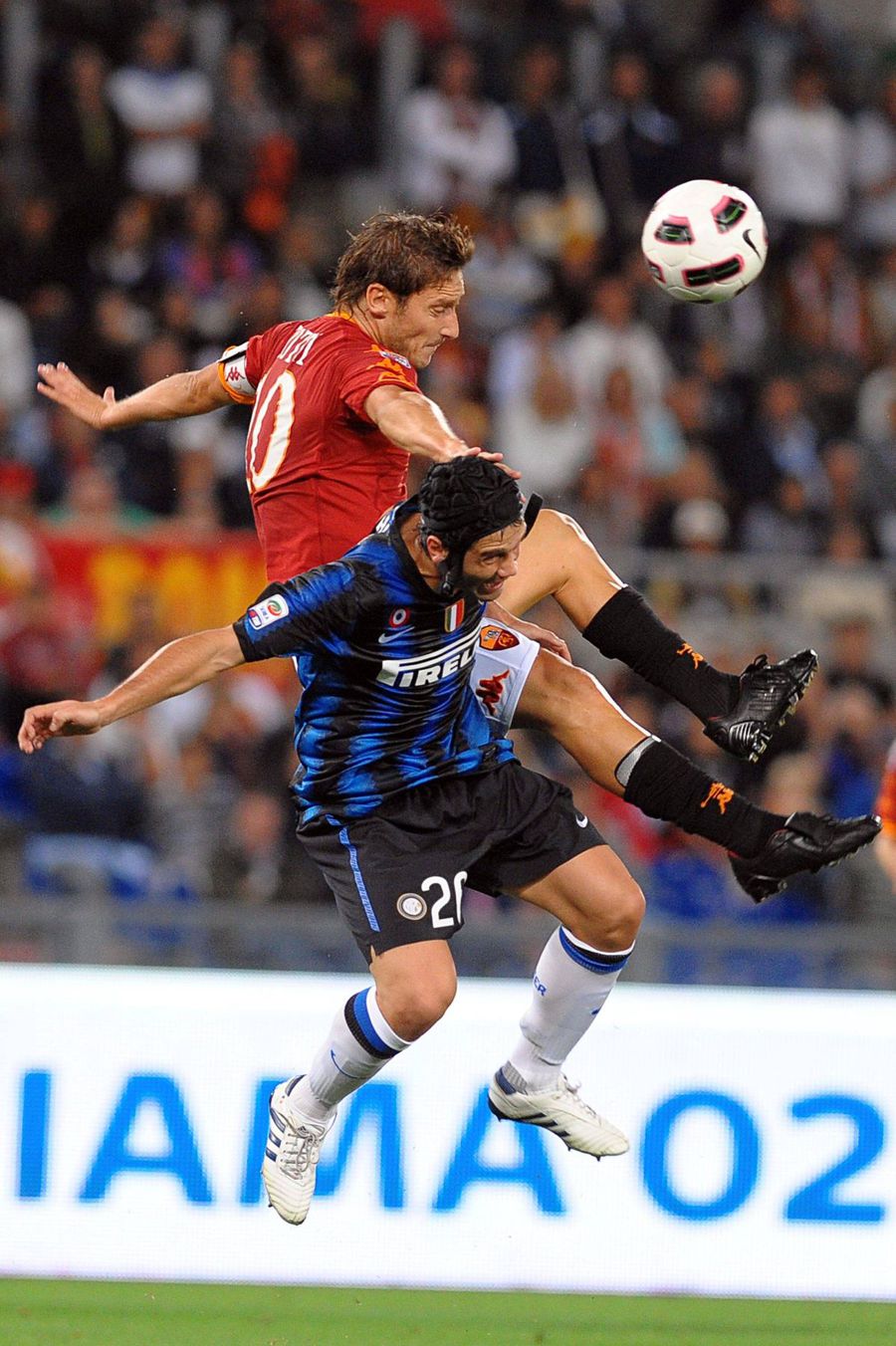 Cristi Chivu, într-un duel cu Francesco Totti, în meciul pierdut de Inter pe Olimpico în septembrie 2010 (0-1 cu AS Roma) / Foto: Imago Primire ostilă pentru Cristi Chivu la revenirea pe Olimpico! Italienii au făcut anunțul clar: „Roma l-a iubit, dar îl va fluiera!”