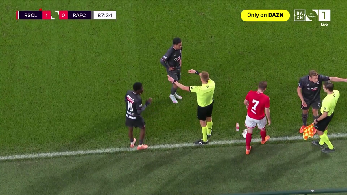 Meci abandonat în minutul 87! Arbitru lovit de un fan al fostei trupe a lui Mircea Rednic » Ce spune regulamentul